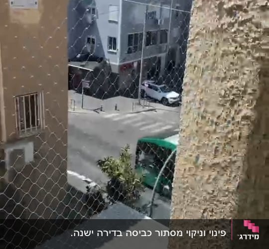 רשת נגד יונים על מרפסת בבניין מגורים